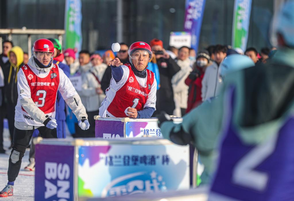 2024年12月30日，選手在“2024—2025遼寧省全民雪合戰(zhàn)冠軍賽”中“打雪仗”。新華社記者 潘昱龍 攝