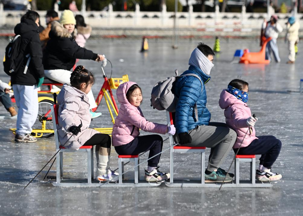 2025年1月19日，在北京什剎海冰場，小朋友和家長一起體驗冰上運動。新華社記者 張晨霖 攝