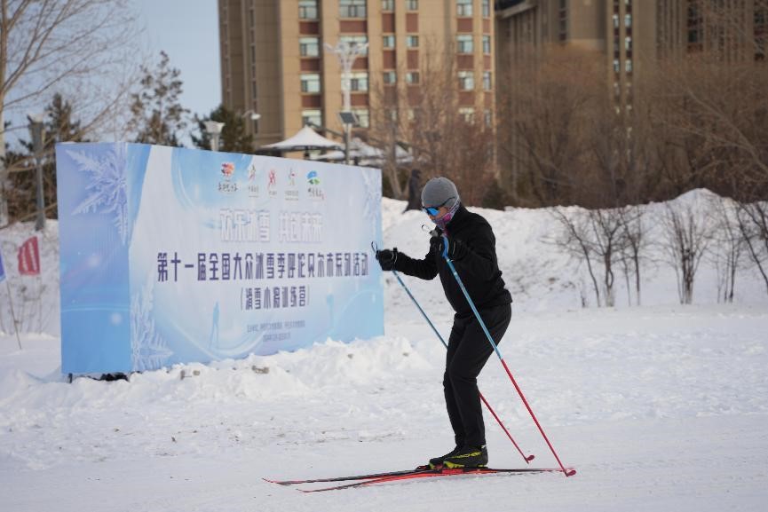 在呼倫貝爾，滑雪愛好者在城市越野滑雪公園內(nèi)滑雪。人民網(wǎng)記者 苗陽攝