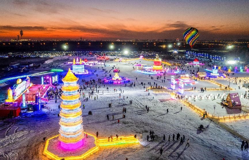 第四屆呼和浩特歡樂冰雪節(jié)活動現(xiàn)場。丁根厚攝