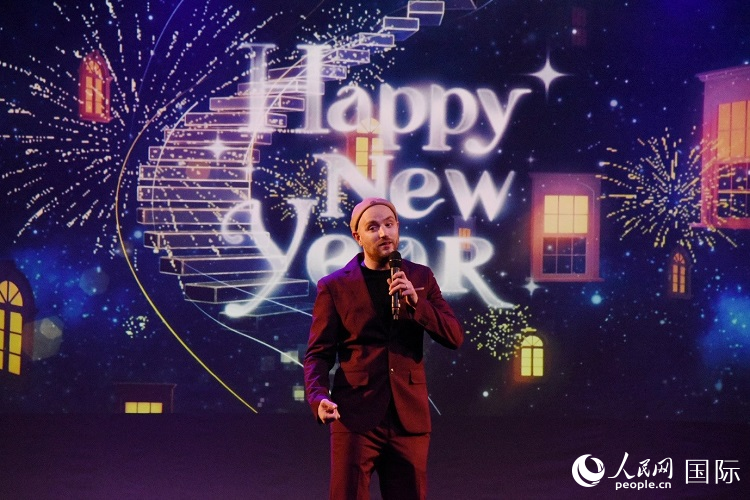 瑞典籍歌手天木演唱歌曲《Happy New Year》。人民網(wǎng)記者 殷淼攝