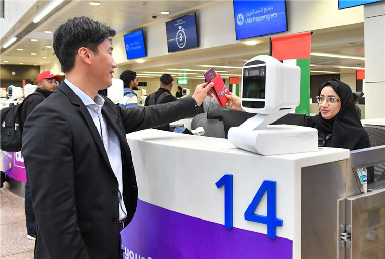 1月22日，迪拜免稅店聯(lián)合迪拜移民局向入境中國旅客贈送新年賀禮。迪拜移民局供圖