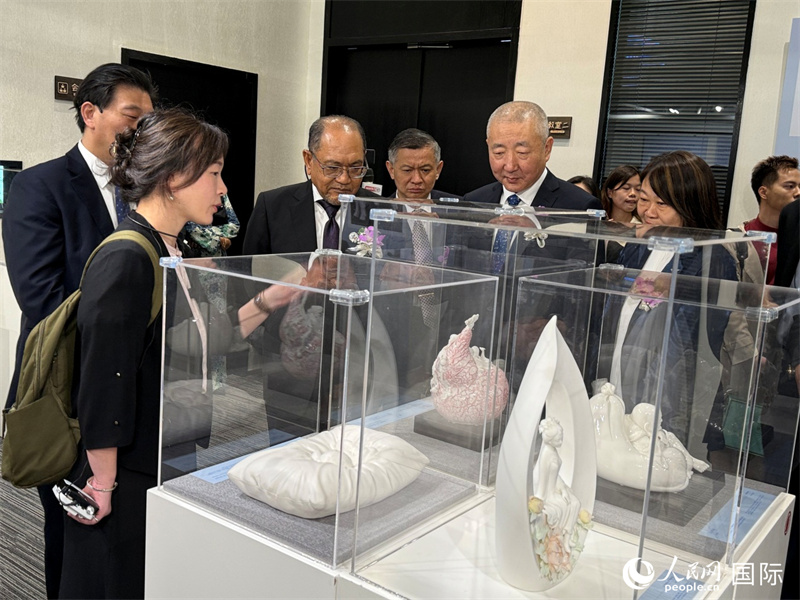 嘉賓在參觀展覽。 人民網(wǎng)記者 章念生攝