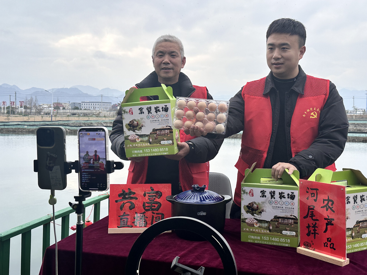 在蒼南金鄉(xiāng)鎮(zhèn)，永興、半浹連、河尾垟?shù)犬?dāng)年受災(zāi)的臨近村落，正連片建設(shè)美麗江南水鄉(xiāng)新景。圖為河尾垟村設(shè)在河邊的“共富直播間”。金鄉(xiāng)鎮(zhèn) 供圖