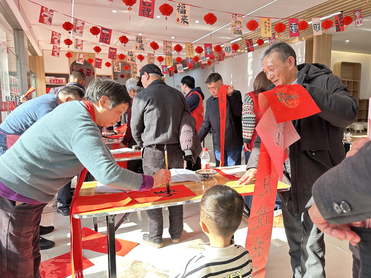 今年春節(jié)前夕，慶元縣濛洲街道同濟(jì)新村，一場送春聯(lián)活動熱鬧舉行。慶元縣融媒體中心 供圖
