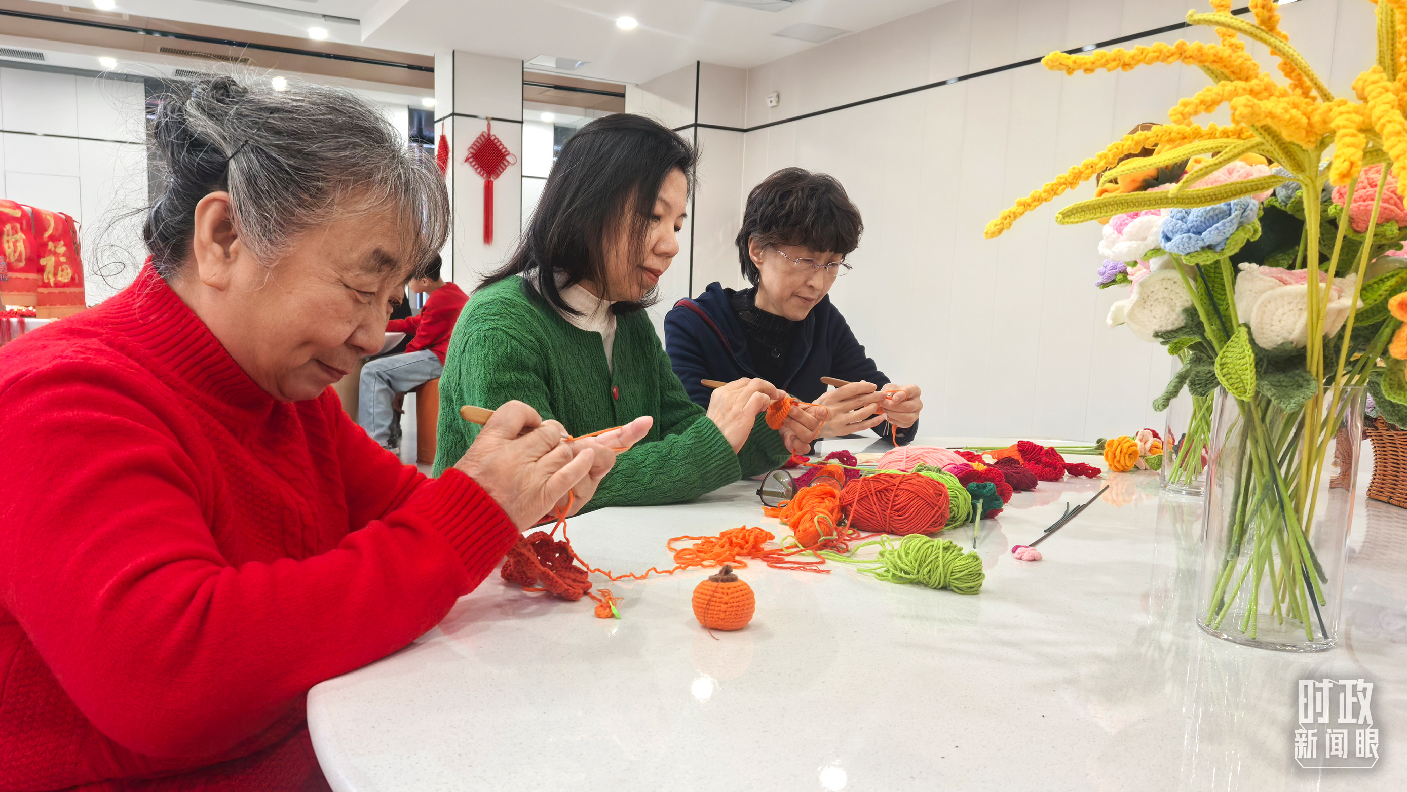 長安社區(qū)黨群服務(wù)中心里，居民們正在制作手工藝品。（總臺央視記者鐘銳拍攝）