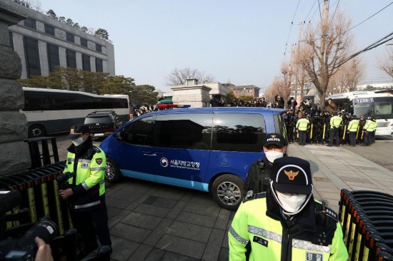  1月21日，尹錫悅乘坐的車輛進(jìn)入韓國(guó)首爾的憲法法院。新華社記者姚琪琳攝
