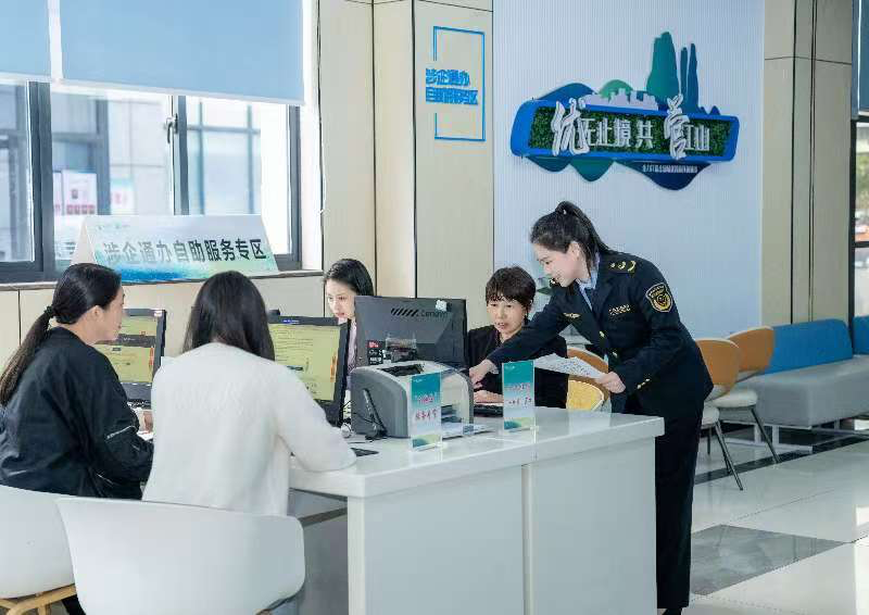 工作人員指導(dǎo)企業(yè)一次性完成信息填報。圖片來源：浙江衢州市市場監(jiān)督管理局