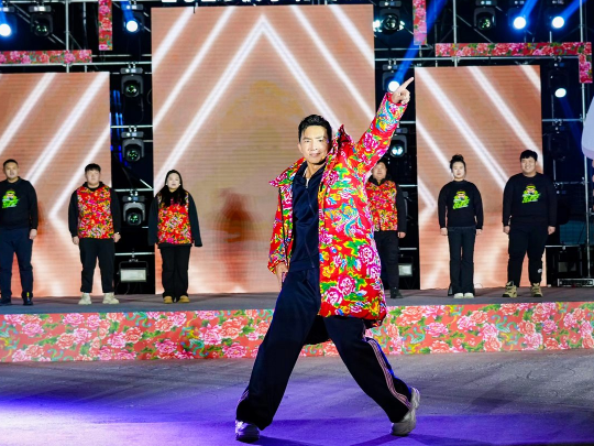 健身教練劉畊宏耐心帶領(lǐng)現(xiàn)場以及線上的朋友們進(jìn)行熱身。人民網(wǎng)記者 許維娜攝