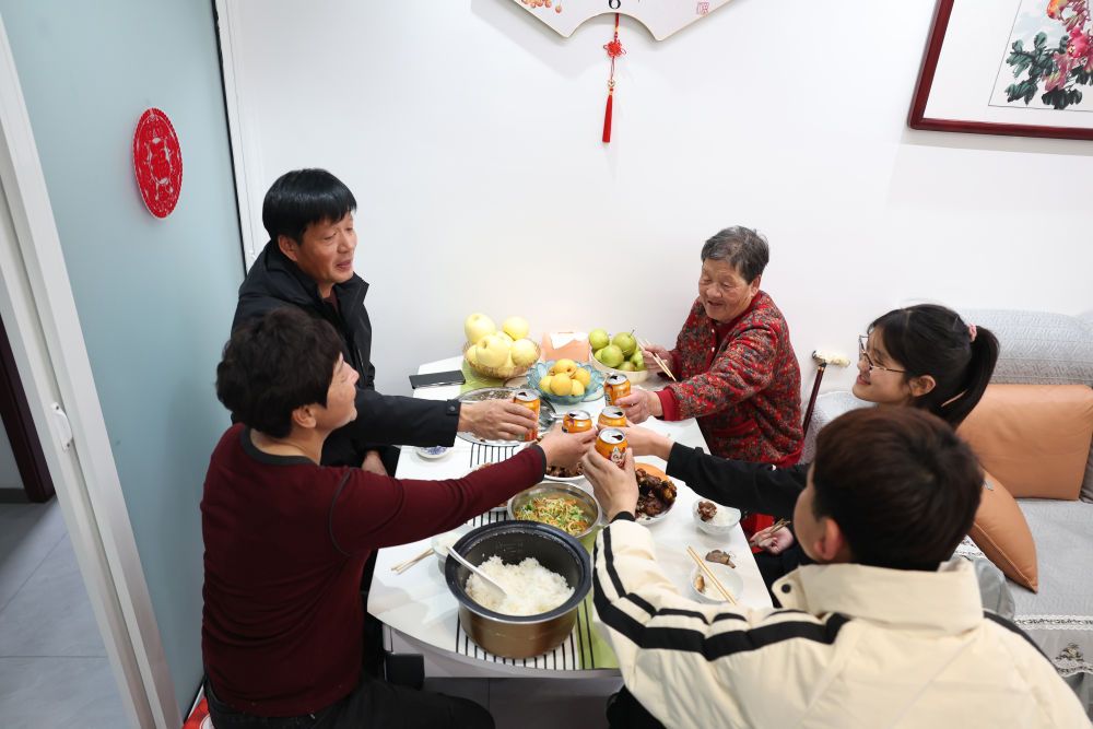2025年1月22日，遼寧省葫蘆島市綏中縣祝家溝村村民朱西存一家在新房里。新華社記者姚劍鋒 攝