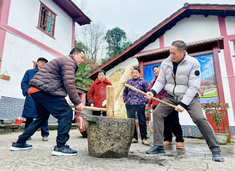 游客在神山村體驗打糍粑（央廣網(wǎng)發(fā) 肖江峰 攝）