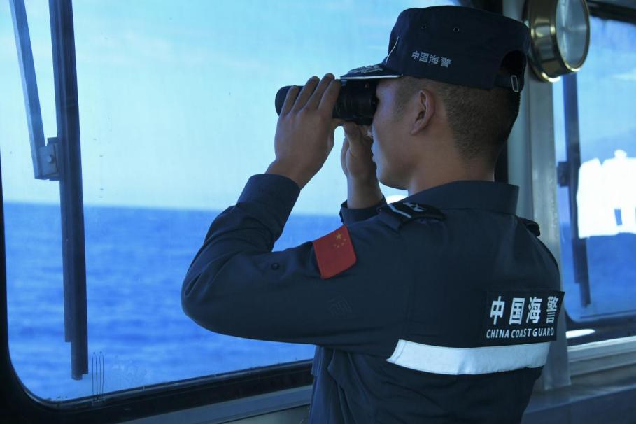 1月27日，中國海警海鷗艦執(zhí)法員在巡航期間執(zhí)勤瞭望。