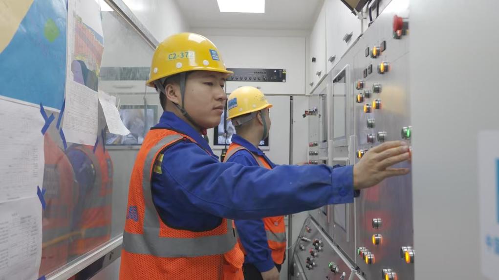 盾構司機何曉波在駕駛室內調試盾構機參數(shù)。（劉芬攝）