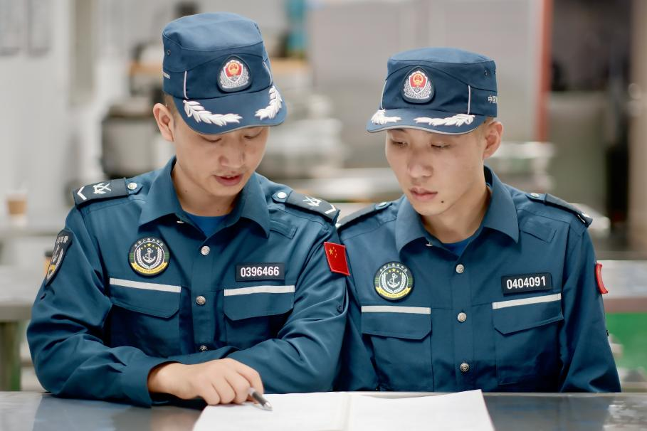 1月27日，中國海警海鷗艦執(zhí)法員研習(xí)設(shè)備維修保養(yǎng)案例。