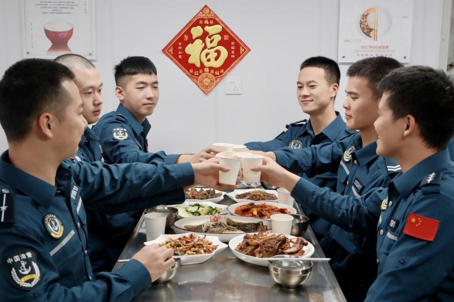 1月28日，在中國海警海鷗艦上，執(zhí)法員們聚餐慶祝農(nóng)歷春節(jié)。