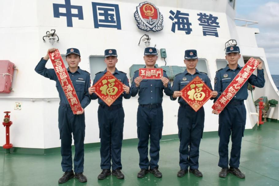 1月27日，中國海警海鷗艦執(zhí)法員們展示春聯(lián)福字，慶祝農(nóng)歷春節(jié)。
