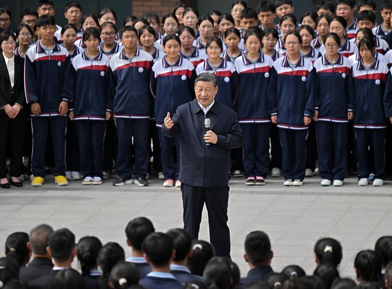 △2024年6月18日，習(xí)近平總書記在青海果洛西寧民族中學(xué)考察時(shí)，同師生們親切交流。