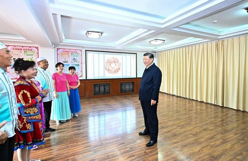 △2024年6月19日，寧夏銀川市金鳳區(qū)長城花園社區(qū)活動(dòng)室，習(xí)近平總書記同社區(qū)居民親切交流。