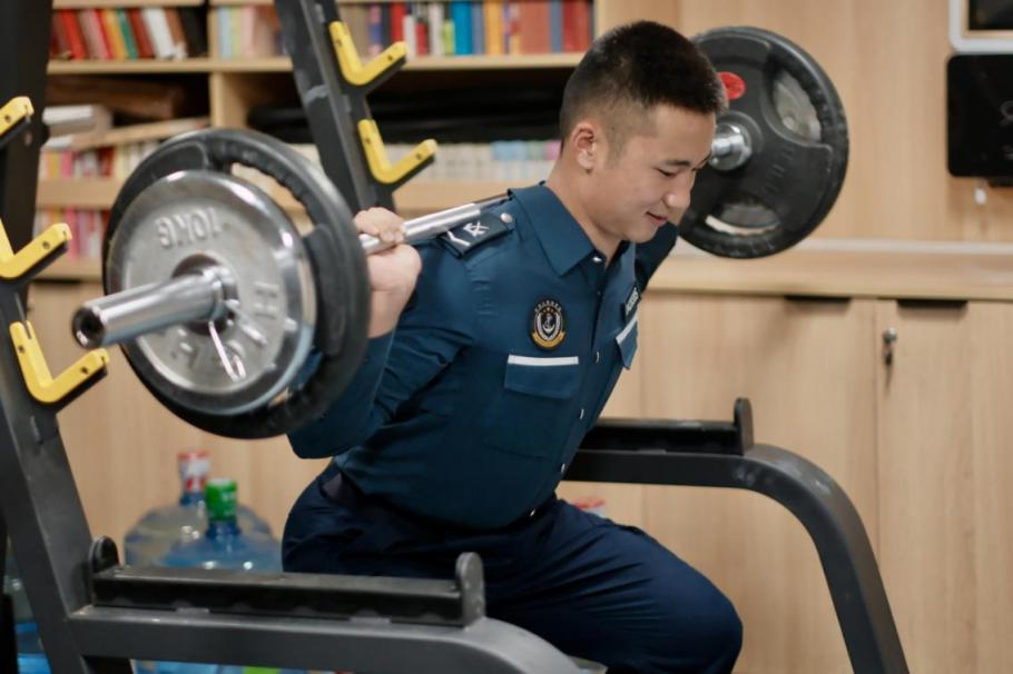 1月23日，在中國海警海鷗艦上，執(zhí)法員在值守間隙鍛煉身體。