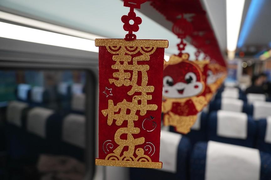 “井岡山號(hào)”列車(chē)春晚車(chē)廂布置。人民網(wǎng) 歐陽(yáng)易佳攝