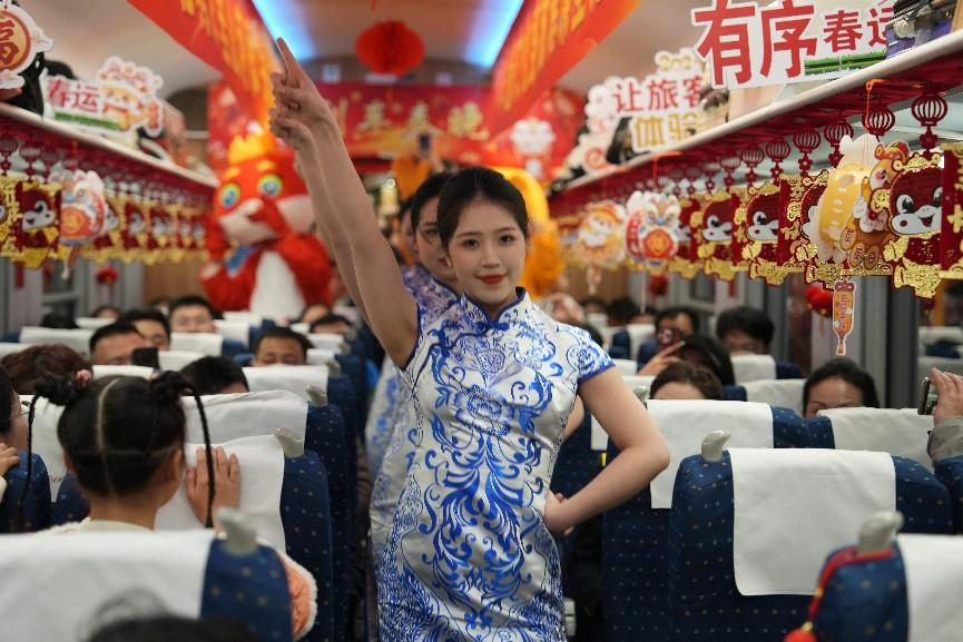 列車(chē)乘務(wù)員身穿青花瓷元素服飾表演節(jié)目。人民網(wǎng) 歐陽(yáng)易佳攝