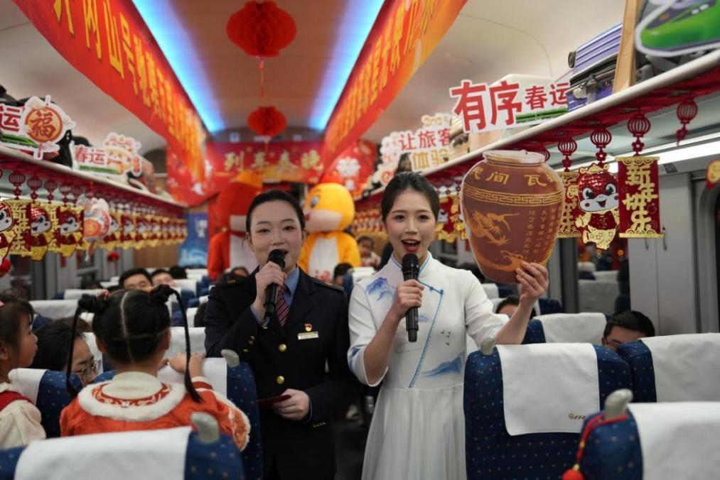 列車(chē)乘務(wù)員向旅客介紹江西美食——瓦罐湯。人民網(wǎng) 歐陽(yáng)易佳攝