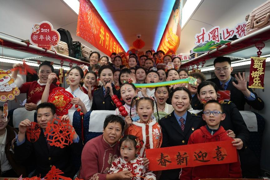 全體演職人員與旅客大合影。人民網(wǎng) 歐陽(yáng)易佳攝