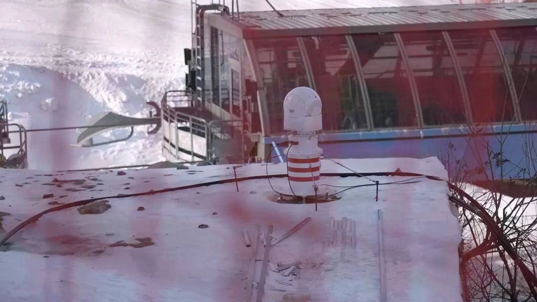設(shè)在坡面障礙技巧和大跳臺雪道旁的激光測風(fēng)雷達(dá)。氣象部門供圖