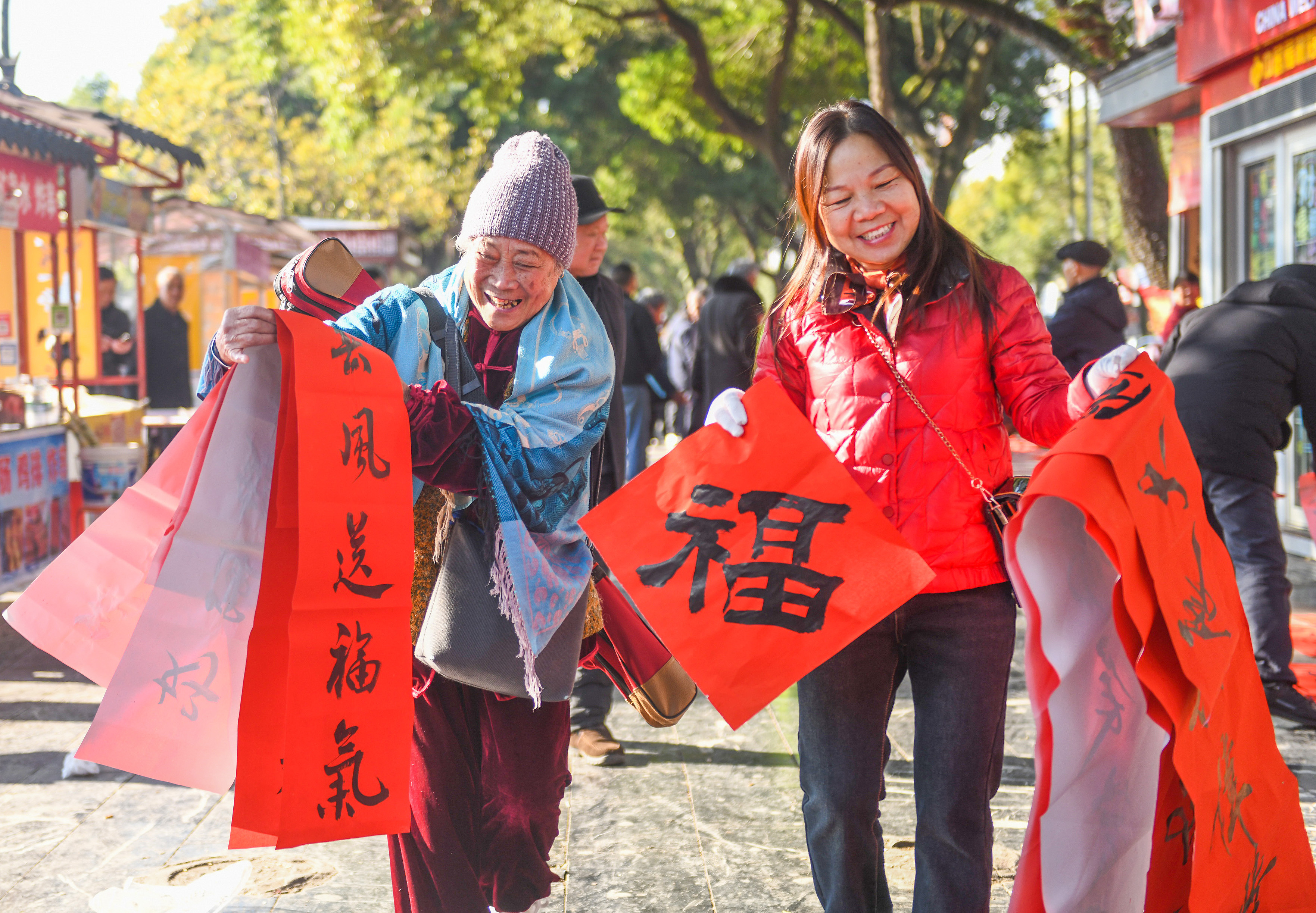2025年1月13日，在湖南省永州市道縣西洲公園義工崗?fù)?，市民們領(lǐng)到了書(shū)法志愿者為大家書(shū)寫(xiě)的春聯(lián)。