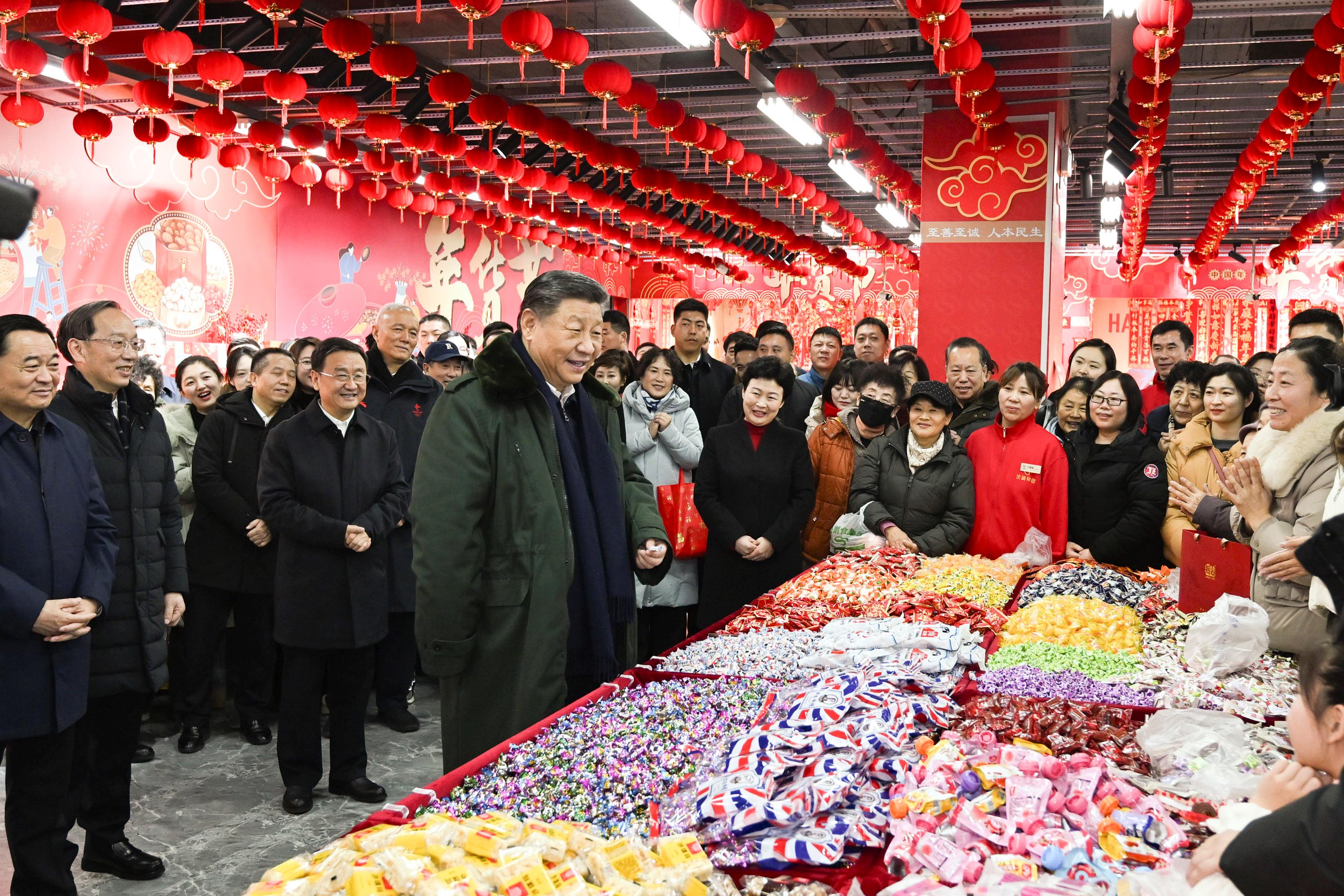 2025年1月23日，習(xí)近平總書記在遼寧沈陽大東副食品商場考察時，同店主和顧客親切交流，向大家致以新春祝福。
