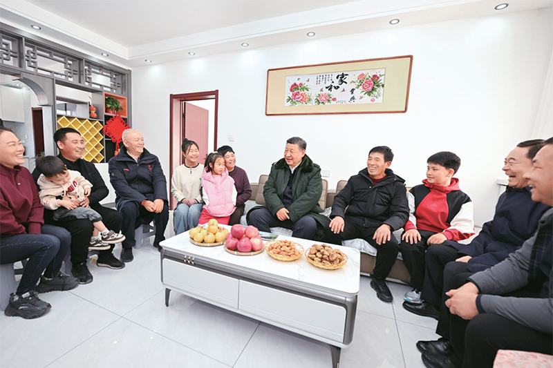 2025年1月22日至24日，中共中央總書記、國家主席、中央軍委主席習(xí)近平冒著嚴寒來到遼寧，看望慰問基層干部群眾。這是22日下午，習(xí)近平在葫蘆島市綏中縣明水滿族鄉(xiāng)祝家溝村考察時，同村民王寶維一家圍坐一起拉家常。 新華社記者 謝環(huán)馳/攝