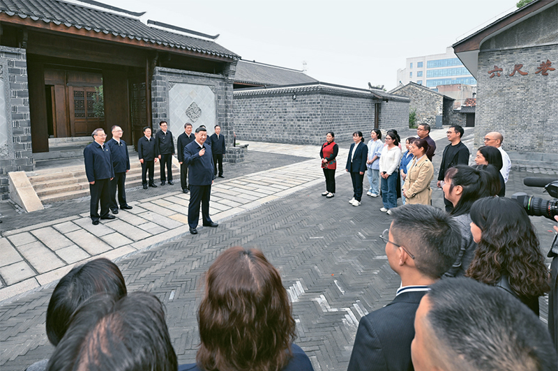 2024年10月17日至18日，中共中央總書記、國家主席、中央軍委主席習(xí)近平在安徽考察。這是17日下午，習(xí)近平在安慶桐城市六尺巷考察時，同當?shù)鼐用窈陀慰陀H切交流。 新華社記者 申宏/攝