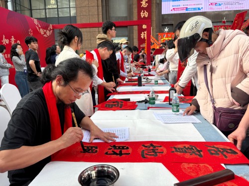 活動現(xiàn)場贈送春聯(lián)和福字。人民網 陳葉欣攝