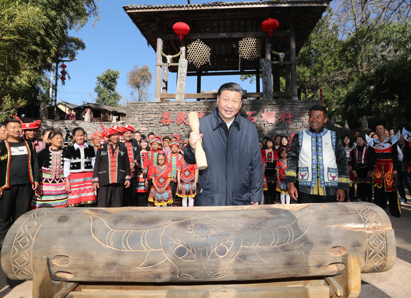 2020年1月19日，習(xí)近平總書記在云南省騰沖市清水鄉(xiāng)三家村中寨司莫拉佤族村廣場(chǎng)上，敲響三聲佤族木鼓，祝福來(lái)年風(fēng)調(diào)雨順、國(guó)泰民安。