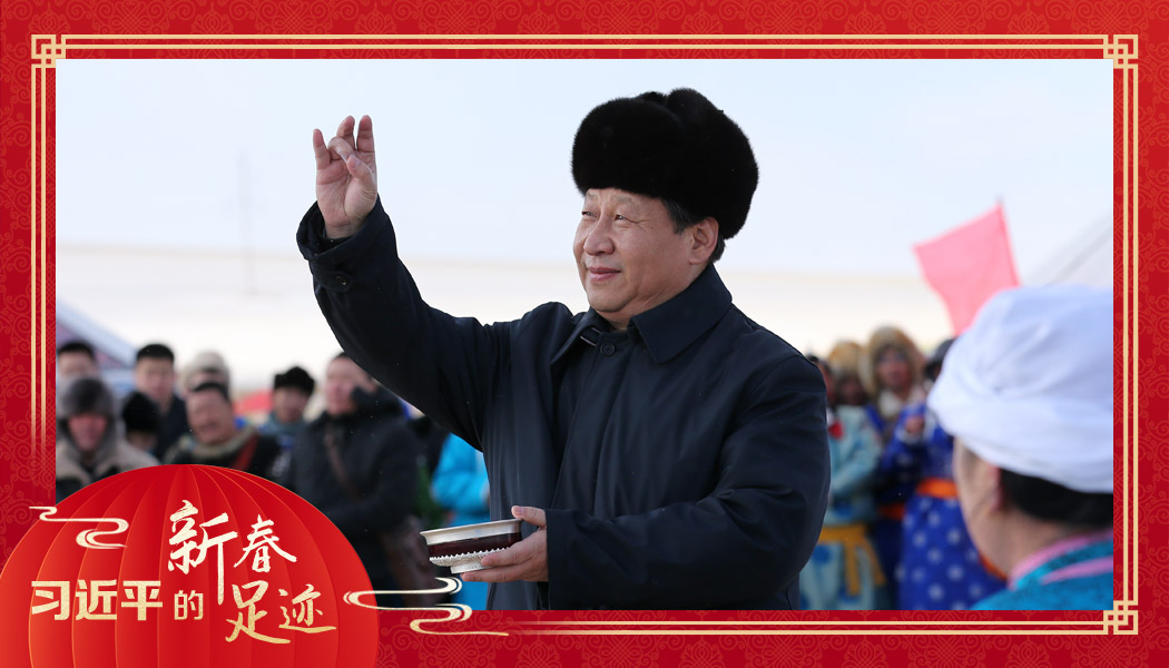 2014年1月27日，習近平總書記在內(nèi)蒙古錫林浩特市寶力根蘇木（鄉(xiāng)）參加冬季那達慕“五畜祈?！眱x式。