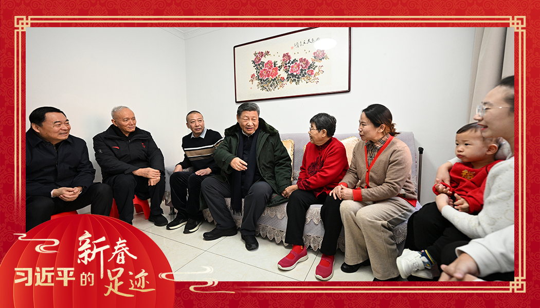2025年1月23日，農(nóng)歷新年前夕，習(xí)近平總書(shū)記在遼寧沈陽(yáng)大東區(qū)長(zhǎng)安街道長(zhǎng)安小區(qū)考察時(shí)，走進(jìn)居民郎素蘭家中看望。