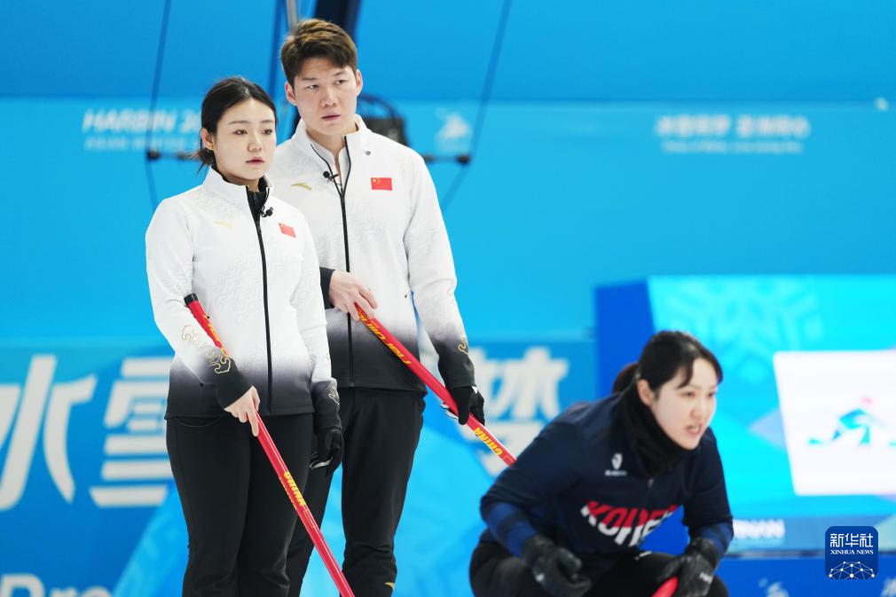 2月6日，中國(guó)隊(duì)選手王智宇（中）、韓雨（左）在比賽中。新華社記者 王松 攝