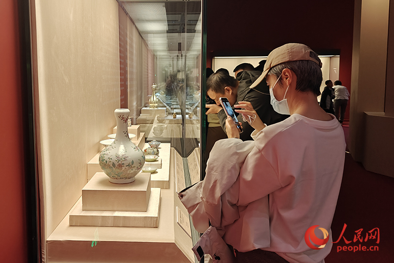 觀眾正在中國(guó)國(guó)家博物館參觀展覽。人民網(wǎng)記者 韋衍行攝