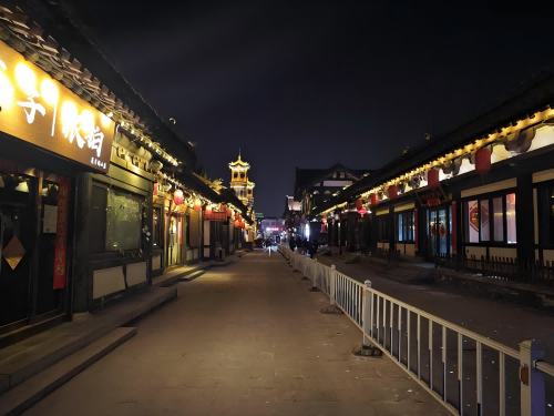 道歉公告發(fā)布后，夜晚10時(shí)的古城。人民網(wǎng)記者 黃鈺攝