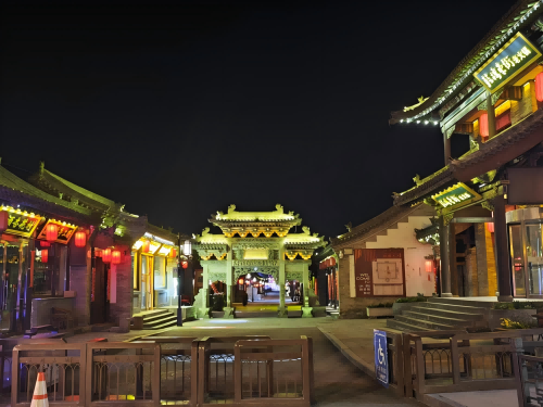 道歉公告發(fā)布后，凌晨5時(shí)的古城。人民網(wǎng)記者 黃鈺攝