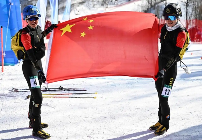 2月9日，中國隊選手次旦玉珍（左）與隊友于婧萱慶祝勝利。新華社記者 謝劍飛攝