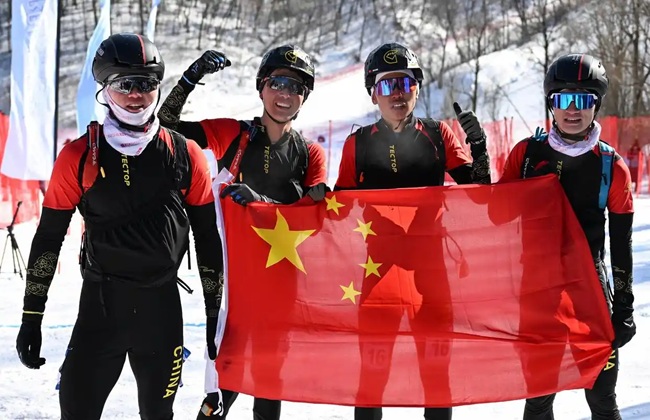 2月9日，包攬滑雪登山男子短距離前四名的中國隊選手賽后慶祝。新華社記者 謝劍飛攝