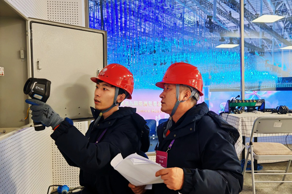 第九屆亞冬會開閉幕式供電保障團隊隊員對供電設備開展特巡。受訪者供圖
