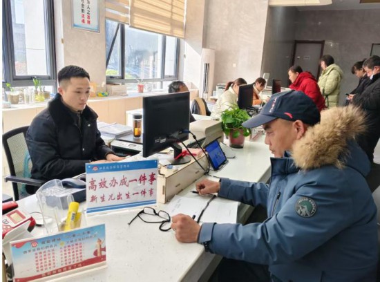 市民在 “高效辦成一件事” 窗口辦理業(yè)務(wù)。彭雪松攝