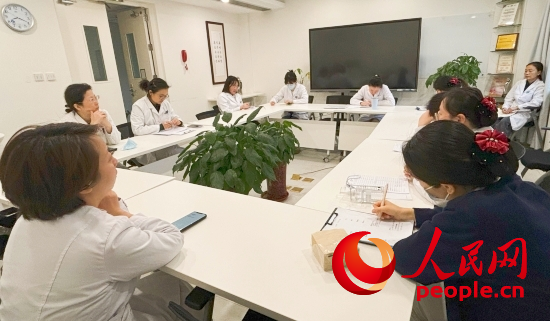 交班會上，海淀醫(yī)院安寧療護(hù)團(tuán)隊(duì)討論患者和家屬需求。人民網(wǎng)記者 金慧慧攝