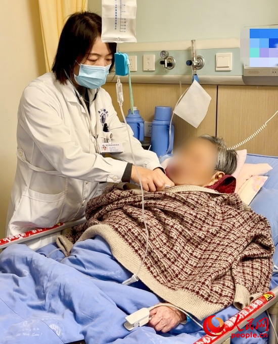 廖澤燕為張婆婆聽診。人民網(wǎng)記者 金慧慧攝