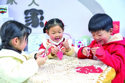圖為孩子們在老師指導下制作蛇年主題剪紙。 新華社記者 徐昱攝