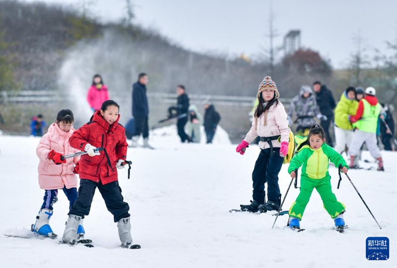 2月23日，滑雪愛(ài)好者在貴陽(yáng)市高坡云頂滑雪場(chǎng)滑雪。新華社記者 楊文斌攝