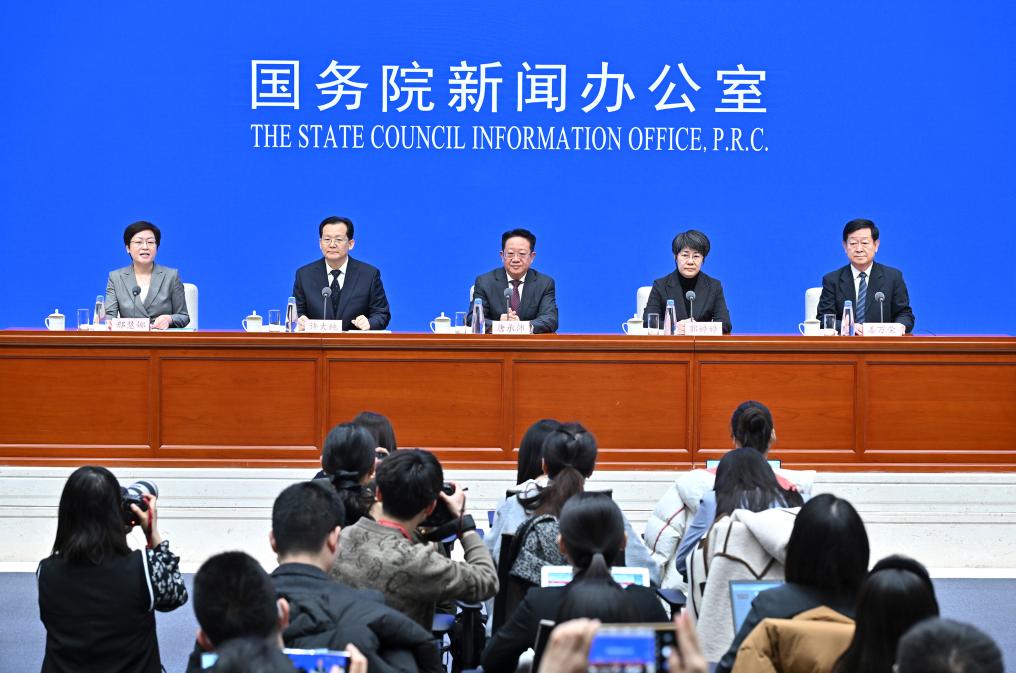 2月28日，國務院新聞辦公室在北京舉行國務院政策例行吹風會，民政部副部長唐承沛、財政部副部長郭婷婷、自然資源部副部長許大純、住房城鄉(xiāng)建設部副部長姜萬榮和國務院新聞辦公室新聞發(fā)言人介紹2024年國務院部門辦理全國人大代表建議和全國政協(xié)提案工作有關情況，并答記者問。新華社記者 李鑫 攝
