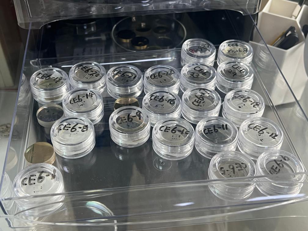 包含嫦娥六號樣品的樹脂靶。新華社記者 溫競?cè)A 攝